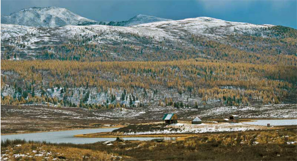 Алтай. Первый снег на склонах Курайского хребта