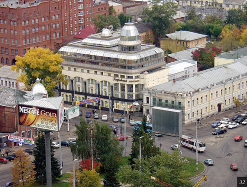 Екатеринбург. Перекресток улиц Малышева и Розы Люксембург. Универмаг «Покровский пассаж»