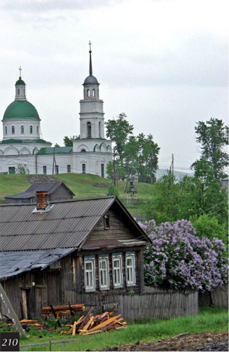 Поселок Черноисточинск. На заднем плане – Петро-Павловская церковь