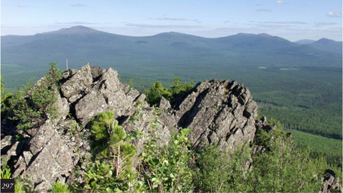 Вид на массив Казанского Камня (1200 м), горы Семичеловечья и Третий Бугор (1041 м, слева направо) с отрогов Конжаковского Камня