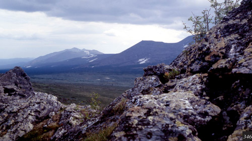 Панорама хребта Молебный Камень. Слева – гора Эквачахл (1290 м)