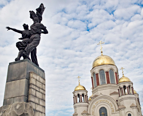 Екатеринбург. Храм-на-Крови и памятник Уральскому комсомолу