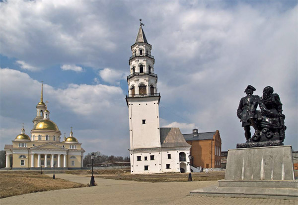 Невьянск. Спасо-Преображенский собор, наклонная башня и памятник Петру I и Никите Демидову